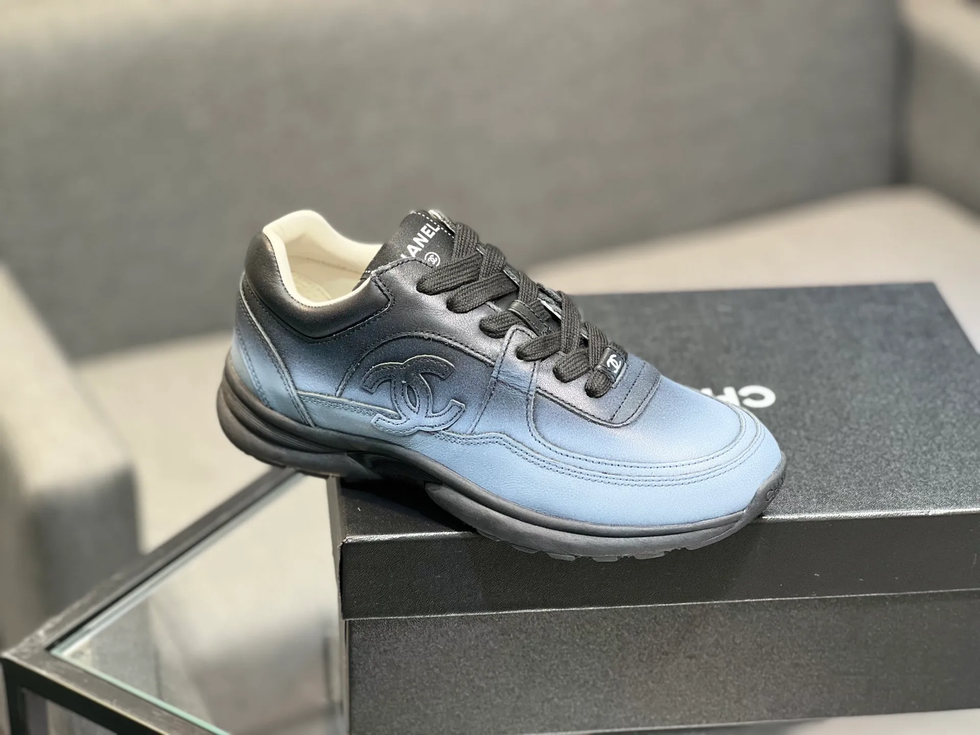 Men's men's shoes 💰660 Exclusive real shot (top version) CHANEL Chanel 2025ss color matching thick-soled casual sports shoes and sneakers. The counter is synchronized. The counter is very popular. A shoe that is very difficult to buy. The most popular thick-soled panda shoes on the Internet. It can be imagined that Xiaoxiang control can't miss it. It has both good looks and comfort. Simple and versatile white shoes. The thick sole increases the height and is super versatile. Close your eyes and wear it. Whoever wears it will look better. Upper: calfskin Lining: imported sheepskin lining Outsole: TPU original outsole Size: 35-44 (customized for women 41 and 40, and 45 for men)